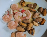 Foto del paso 2 de la receta: Fideos negros con frutos de mar