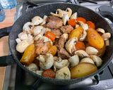 Une image de l'étape 15 de Rouelle de porc confite aux pommes de terre, carottes et champignons.
