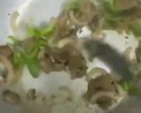 صورة لخطوة 2 من وصفة -بيض بالسجق ودبس الرمان 🍳🥓!