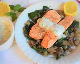 A picture of step 3 of Salmon fillets with mushroom & spinach.