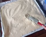 Foto del paso 4 de la receta: Brazo de reina relleno de crema con frutilla