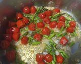 Foto del paso 2 de la receta: Garbanzos salteados con cherry, espárrago triguero y sobrasada