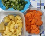 Foto langkah ke 1 dari resep Sop bakso dan sayuran.