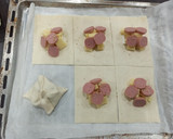 Foto del paso 1 de la receta: Saquitos de hojaldre con salchichas y queso 🥟🧀
