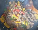 Foto langkah ke 4 dari resep Daging Sapi Tumis Paprika.