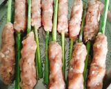 Hình bước làm 1 của món Chả thịt cuộn sả