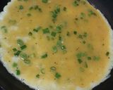 Foto del paso 1 de la receta: Omelette con cebollita de verdeo