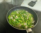 Foto del paso 1 de la receta: Lubina a la plancha con ajetes y gambas