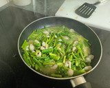 Foto del paso 1 de la receta: Lubina a la plancha con ajetes y gambas