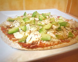 Foto del paso 6 de la receta: Pizza fit de pollo y aguacate