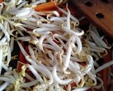 Gambar langkah 3 resipi Ayam Goreng Taugeh.