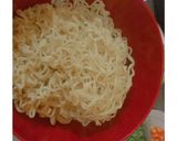 Foto langkah ke 6 dari resep Mie Goreng sayur topping sosis jamur.