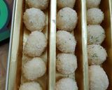 कोकोनट लड्डू (Coconut ladoo recipe in Hindi) रेसिपी चरण 2 फोटो