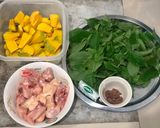 รูปขั้นตอนการทำที่ 1 ของ แกงเผ็ดไก่ใส่ฟักทองใบยี่หร่า