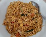 Foto langkah ke 8 dari resep Indomie Goreng Nyemek.