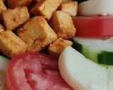Foto del paso 4 de la receta: Ensalada plato completo de pepino, tomate, mozzarella, tofu al pimentón, enriquecida con gomashio 🥗