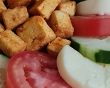 Foto del paso 4 de la receta: Ensalada plato completo de pepino, tomate, mozzarella, tofu al pimentón, enriquecida con gomashio 🥗