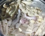 Foto langkah ke 3 dari resep Sup Kembang Tahu Ceker Ayam.