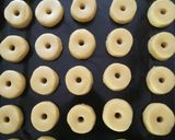 Foto langkah ke 4 dari resep Kukis donat mini.