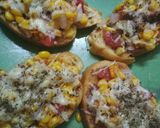 A picture of step 5 of Cheesy corn garlic bread pizza.