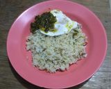 Foto langkah ke 4 dari resep Nasi Daun Jeruk Telur Cabe Hijau.