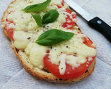 Foto del paso 4 de la receta: Bruschetta de tomate y mozzarella