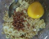 Foto langkah ke 5 dari resep Omelet Mie Instan.