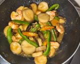 Gambar langkah 3 resipi King Oyster Mushrooms Stir Fry.