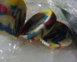 Foto del paso 2 de la receta: Cookies o galletitas marmoladas con sobrantes de masas de colores
