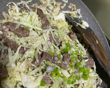 A picture of step 3 of Beef and Cabbage in Soysauce and Ginger.