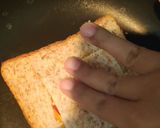 Foto langkah ke 4 dari resep Sandwich Telur Dalam Roti untuk Sarapan.