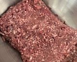 Foto del paso 1 de la receta Masa para Hamburguesas y Albóndigas Especiadas con Pasas y Piñones