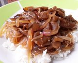 Foto del paso 5 de la receta: Berenjenas🍆 y cebollas🌰 en salsa con arroz🍚 y 🍳