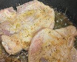 Foto del paso 3 de la receta: ✨Chuletas a mi manera 🥩😋 Arroz con maíz y tostones