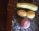 Foto del paso 2 de la receta: Escalopes de pollo al horno con patata calabacín y cebolla