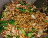 Foto langkah ke 6 dari resep Mie goreng jawa.