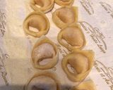 Foto del passaggio 6 della ricetta Tortelli con ripieno di prosciutto cotto