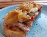 Foto del paso 8 de la receta: Bocata de secreto ibérico gratinado, pimiento asado y huevo frito con cebolla caramelizada
