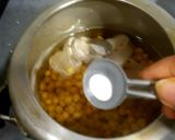 A picture of step 2 of Amritsari choley.