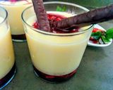 Foto del paso 7 de la receta: Vasitos de crema con cerezas y fresa