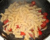 Foto del paso 3 de la receta: Fideos salteados con tomate y cebolla 😋