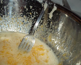 Foto del paso 4 de la receta: Bizcocho de naranja con costra de azúcar