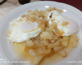 Foto del paso 5 de la receta: Huevos rotos en patatas confitadas picantes y jamón seco
