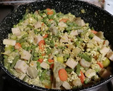 Foto del paso 1 de la receta: Revuelto de menestra con huevos blancos de gallinas libres