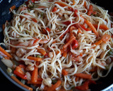 Foto del paso 4 de la receta: Tallarines chinos con gambas