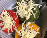 Foto del paso 5 de la receta: Pimientos tricolor rellenos de boloñesa vegetal