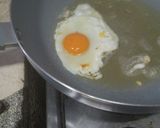 Foto del paso 5 de la receta: Ensalada de Lechuga y Tomate con Papas Fritas y Huevo Frito