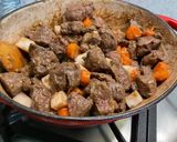 Une image de l'étape 18 de Bœuf bourguignon revisité à la patate douce, carottes, navets et champignons.