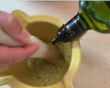 Foto del paso 5 de la receta: Aperitivo de queso y aceitunas negras (con vinagreta de albahaca)
