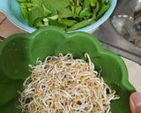 Foto langkah ke 1 dari resep Tumis sawi tauge simple.